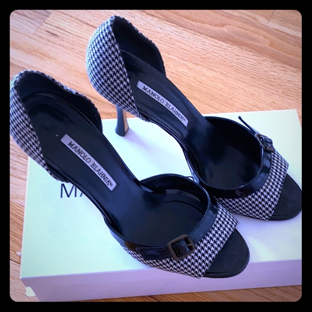 Black heels with checkered pattern